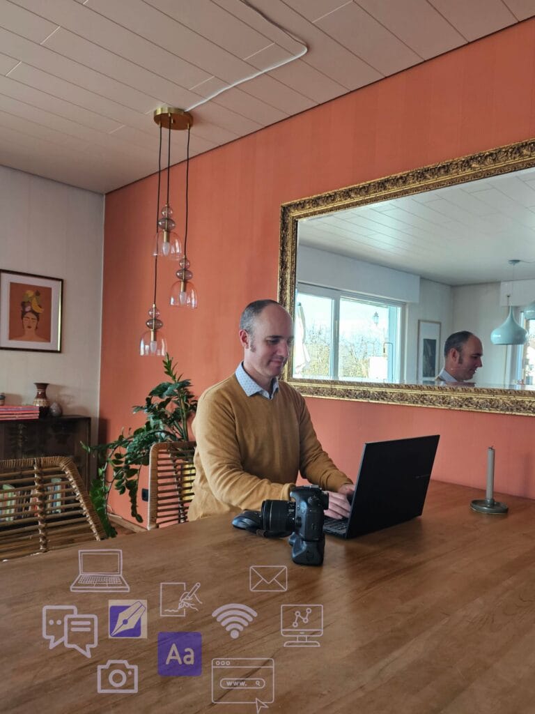 Ein andika-Mitarbeiter arbeitet am Laptop auf einem Schreibtisch mit digitalen Icons für Content, E-Mail, Notizen und das andika-Logo.