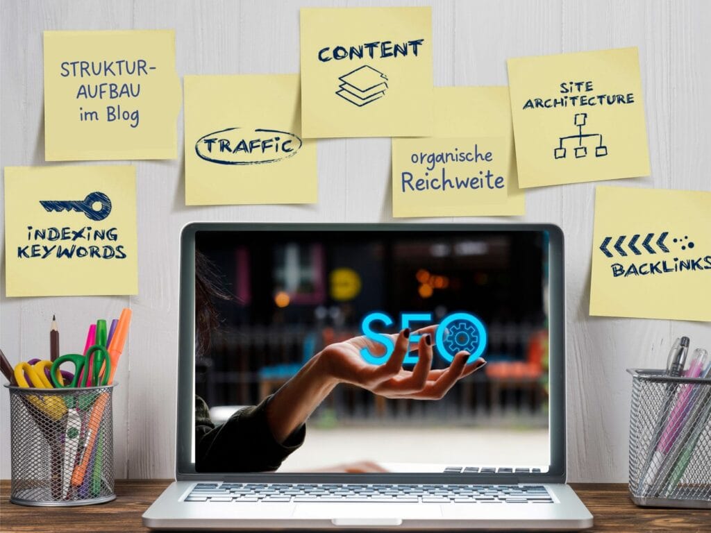 Ein Laptop mit SEO-Schriftzug auf dem Display und eine Pinnwand im Hintergrund mit Klebezetteln über SEO Grundlagen