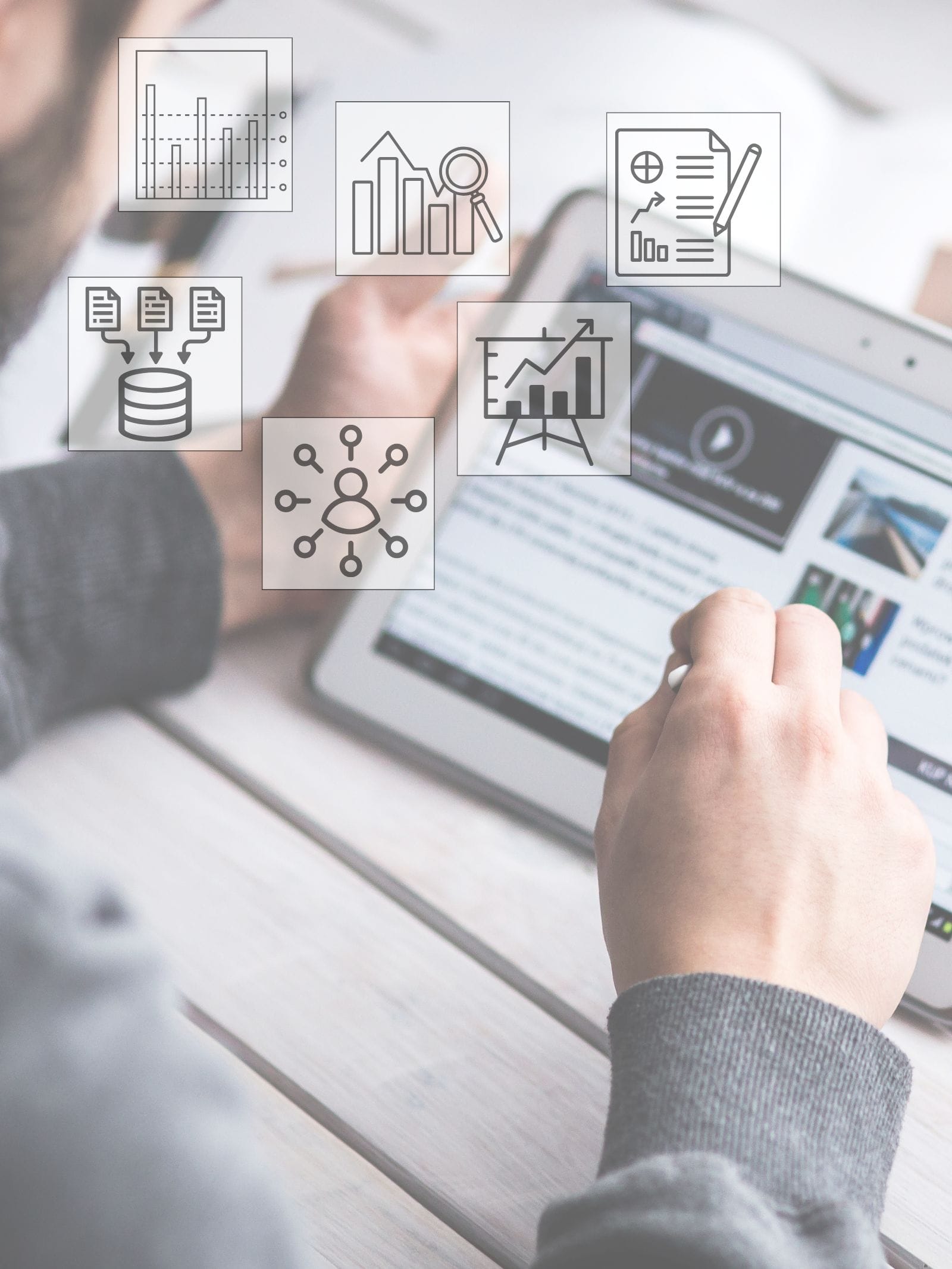 Blick über die Schulter einer Person mit einem Tablet die einen Text auf einer Internetseite liest während im oberen Bilddrittel verschiedene Icons und Diagramme zum Thema Analyse schweben.