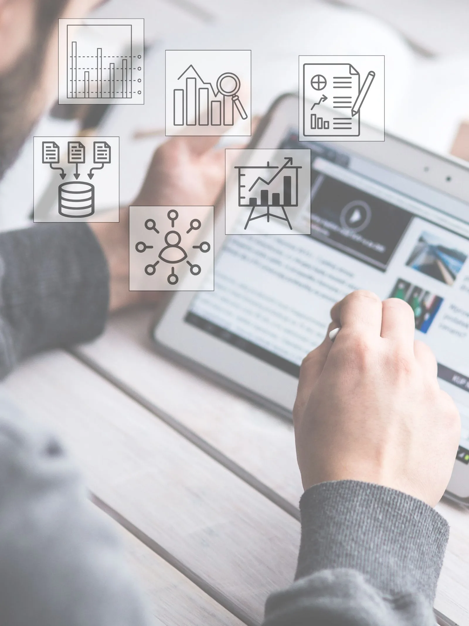 Blick über die Schulter einer Person mit einem Tablet die einen Text auf einer Internetseite liest während im oberen Bilddrittel verschiedene Icons und Diagramme zum Thema Analyse schweben.